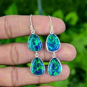 ต่างหูเงินแท้ชุบทองประดับโอปอลไฟร์ออสเตรเลียทรงสามเหลี่ยม งานแฮนด์เมด เครื่องประดับอัญมณี ของขวัญสำหรับผู้หญิง ดีไซน์หรูหรา - Product Image 6