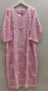 โอบรับความสง่างามเหนือกาลเวลาด้วยชุดคุรตะปักลายดอกไม้สีชมพูอันงดงามนี้ - Product Image 4