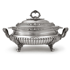 Sopera vintage de oro rosa ornamentada con motivos audaces de hojas de acanto y tapa decorativa, disponible a precios de mayorista. - Product Image 2