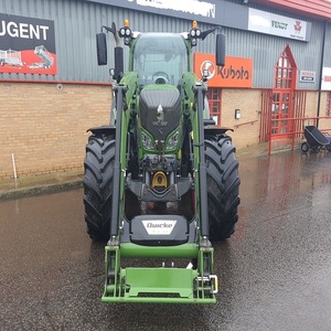 Tracteur Fendt moderne 4x4, véhicule agricole avec une construction robuste, un système hydraulique performant et une excellente performance sur le terrain - Product Image 5