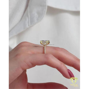 Bague de fiançailles sophistiquée en diamant de laboratoire taille radiant, or 14 carats, solitaire élégant, bijoux fins sur mesure - Product Image 5