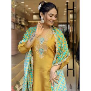 Ensemble haut-bas et Dupatta de vêtements de fête de taille XS avec un travail de broderie élégant - Product Image 3