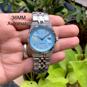 Reloj Mecánico Automático de Alta Calidad de 36 mm con Fecha Perpetua, Bisel Estriado, Esfera con Motivo de Panal Azul Claro y Brazalete Plateado Jubilee - Product Image 3