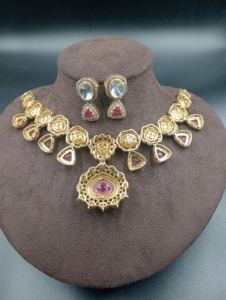 ชุดเครื่องประดับสร้อยคอพร้อมต่างหูประดับพลอยโพลกีชุบทองคำขาวจาก Amaira Jewels ดีไซน์ดอกไม้คลาสสิกสำหรับผู้หญิง เหมาะสำหรับงานแต่งงาน - Product Image 3