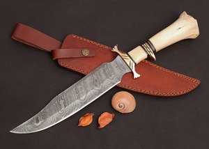 Cuchillo de Caza Artesanal de Damasco con Mango de Hueso y Funda de Cuero para Camping, Caza y Uso al Aire Libre - Product Image 5