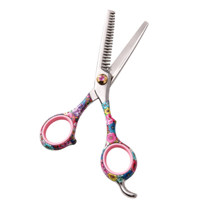 กรรไกรซอยผมลายดอกไม้ ด้ามจับพลาสติก สีสันสดใส สำหรับช่างตัดผมมืออาชีพ อุปกรณ์จัดแต่งทรงผมสำหรับร้านทำผม - Product Image 1