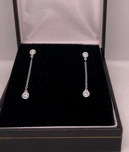 Boucles d'oreilles pendantes en or 14 carats avec diamant de laboratoire rond serti clos, certifiées IGI, bijoux fins minimalistes et élégants, cadeau pour femme - Product Image 3