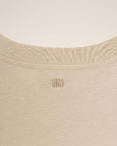 T-shirt personnalisé pour homme, beige, manches courtes, coupe classique, logo brodé, col rond, jersey en coton, style minimaliste - Product Image 3