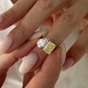 Bague Toi et Moi en Or Massif avec Diamant de Laboratoire Certifié IGI Pureté VVS2 1,5 Carat, Taille Poire Radiant Jaune Vif Fantaisie - Product Image 5