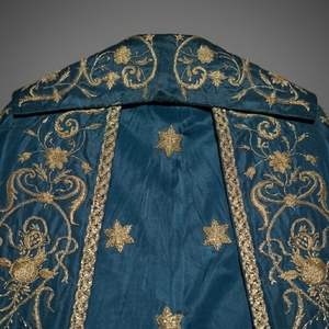 Cape liturgique de prêtre respirante de qualité supérieure, bleue ethnique, brodée de fils d'or, vêtement liturgique brodé à la main - Product Image 3