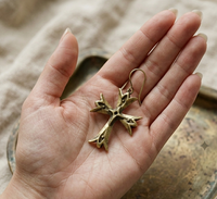 Boucles d'oreilles pendantes baroques en laiton oxydé faites à la main, design croix chrétienne, bijoux vintage architecturaux pour femmes