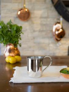 Mug en cuivre finition argentée simple, élégant, idéal pour le thé, le café, la bière, l'eau, parfait pour servir et pour une utilisation à la maison, en cuisine ou à la salle à manger. - Product Image 3