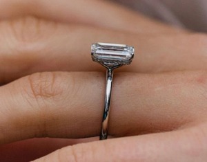 Elegante Anillo Solitario de Circonita Cúbica con Corte Esmeralda y Halo Oculto, Joyería de Compromiso Apilable para Mujer, Propuesta para Dama de Honor - Product Image 2