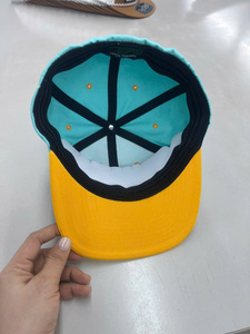 Gorra de 6 Paneles Estilo Snapback Personalizada con Logotipo Bordado en 3D, Visera Plana, Gorra Casual Premium de Fábrica Vietnamita - Product Image 3
