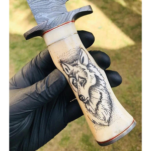มีดล่าสัตว์ทำมือจากเหล็กดามัสกัสและเหล็กกล้าไร้สนิม ใบมีดแบบตายตัว สำหรับการเอาชีวิตรอด ลายแกะสลักหมาป่า ด้ามจับทำจากกระดูก พร้อมปลอกหนัง - Product Image 3
