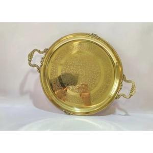 La tradicional calidez dorada de una bandeja de servicio de latón de tono cálido agrega profundidad y carácter a las mesas de café. - Product Image 3