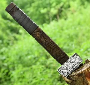 STEEL CRAFT INTERNATIONAL Martillo de Techo Vikingo de Acero al Carbono Hecho a Mano, con Mango de Nogal Tallado a Mano, 1 Año de Garantía - Product Image 1