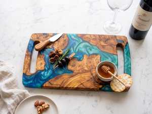 Planche à découper de luxe en bois d'acacia et résine époxy, fabriquée à la main, pour la cuisine, le service et la préparation des aliments - Product Image 3