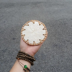 Plato Decorativo Circular de Bambú Hecho a Mano con Diseño Floral, Artesanía Coleccionable de Mimbre - Product Image 2