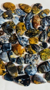 พลอยบลูพีเตอร์ไซต์เกรดท็อป รูปทรงคาโบชอง ลายธรรมชาติ พร้อมเอฟเฟกต์ไฟ  ขายส่งจำนวนมาก พลอยพีเตอร์ไซต์หลายสี - Product Image 2