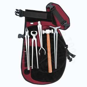 Kit d'outils pour fermeur de chevaux avec écarteur de sabots, marteau, tablier de sécurité en cuir, pince à feu, tire-sabot et pince à tête ronde - Product Image 1