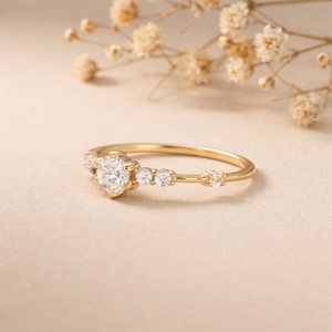 Bague de fiançailles solitaire en or jaune 14K 18K avec diamant taillé délicat, bande fine, pierres latérales, style minimaliste, pour mariage et fête, rhodiée - Product Image 2