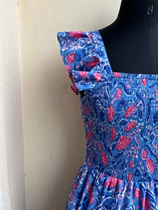 Vestido largo vintage de algodón indio con estampado floral hecho a mano, cuello cuadrado y túnica hasta el suelo para mujer. - Product Image 3