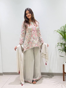 Nouvelle tenue Salwar Kameez au design moderne pour les mariages, les fêtes et les événements, provenant d'un fournisseur et exportateur indien. - Product Image 2