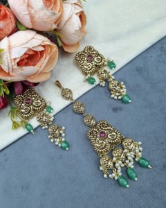 Collier ras-de-cou élégant en perles et pierres CZ avec boucles d'oreilles pendantes assorties et Tika pour le front – Parures de bijoux traditionnels de créateur - Product Image 3