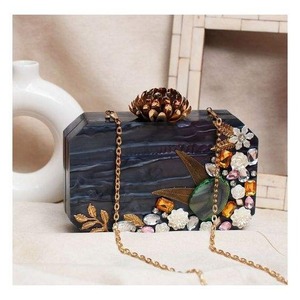 Sacs à main et pochettes de soirée de luxe en acrylique transparent avec perles dorées pour femmes, idéales pour les mariages et les fêtes - Product Image 1