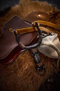 Slingshot artisanal en cuir avec cadre métallique et enveloppe en corde pour la chasse - Product Image 1