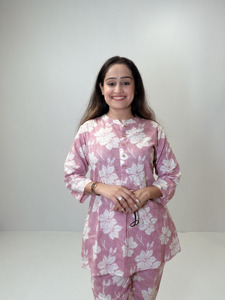 Elegante Conjunto Coordinado para Mujer con Estampado Floral Rosa Polvoriento, Top de Manga Tres Cuartos y Pantalones Rectos a Juego - Product Image 5