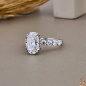 Anillo de Compromiso de Moissanita con Corte Ovalado, Anillo Solitario con Halo Oculto, Anillo de Boda Clásico de Moissanita, Regalo de Aniversario - Product Image 2