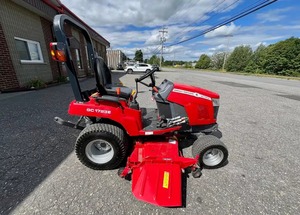 รถแทรกเตอร์ล้อยางขนาดเล็ก Massey Ferguson GC1723E ขับเคลื่อน 4 ล้อ สำหรับงานเกษตร สีแดง - Product Image 2