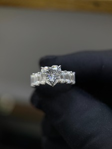 Bague en moissanite taille cœur VVS en argent 925, sertie à la main, pour femme, bague de fiançailles - Product Image 1