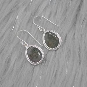 Boucles d'oreilles en argent sterling avec agate mousse, fabriquées à la main avec soin, mettant en valeur la beauté naturelle de la pierre précieuse verte, design intemporel - Product Image 6