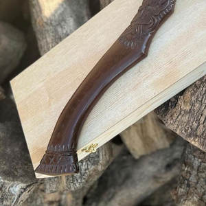 Hache viking rustique industrielle, design gravé nordique, manche en bois recouvert de cuir, poignée en bois traditionnelle, lame en acier au carbone - Product Image 6