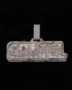 Pendentif Iced Out Cartel en strass de cristal plaqué or 18 carats, breloque hip-hop, cadeau unisexe - Product Image 1