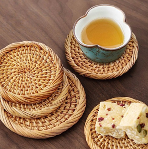 Sous-verre rond en rotin tressé à la main, à motif ajouré, avec des tons brun foncé bicolores, disponible à prix de gros. - Product Image 3