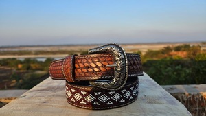 Ceinture en cuir tressé de luxe style western avec boucle en alliage gravée motif cowboy vintage et motif floral écologique - Product Image 1