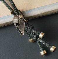 Perle de couteau en laiton sculptée en forme de casque, accessoire de pendentif pour lanière tressée à la main en paracorde, outil EDC pour activités de plein air et DIY
