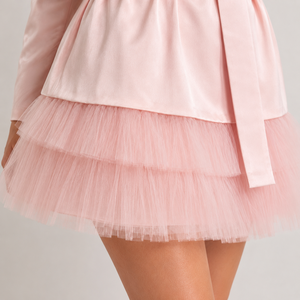 Robe mini blazer en satin rose de luxe pour femmes avec détails en plumes de tulle |   Robe de soirée tendance - Product Image 5