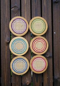Posavasos de ratán colorido con borde de madera y soporte para uso diario en cocina, oficina, cantina y cafetería, protección para tazas de té y café. - Product Image 4