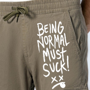 กางเกงคาร์โก้สีเขียวมะกอกสำหรับผู้ชาย พิมพ์ลาย 'Being Normal Must Suck' สไตล์วินเทจ ผ้าฝ้าย 100% ยางยืด กระเป๋าหลายช่อง ทรงลำลอง ผ้าแคนวาสเนื้อปานกลาง - Product Image 4