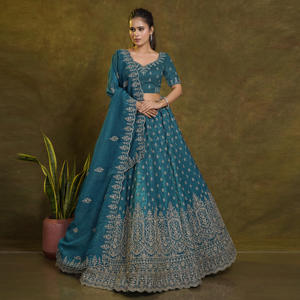 Lehenga Choli de Seda Crujiente |   Bordado Butti en toda la superficie |   Bajo de Vestido Profundo y Decorativo |   Dupatta Transparente con Acabado Artesanal - Product Image 4