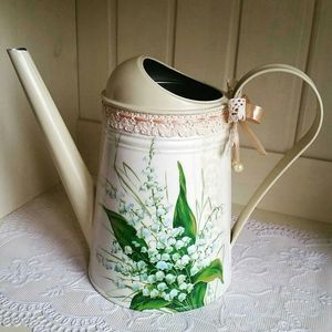 Elegante regadera metálica con diseños brillantes impresos en esmalte, ideal para decoración de interiores, jardinería y riego de plantas al aire libre. - Product Image 1