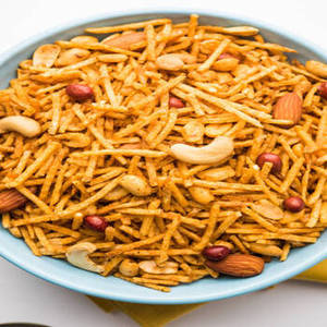 Mélange de snacks indiens authentiques Bikaneri Namkeen, amandes frites épicées, 1 kg, qualité d'exportation halal, durée de conservation de 24 mois - Product Image 1
