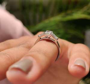 Anillo de Compromiso Clásico con Moissanita de Corte Radiante de 1 Quilate, Oro Blanco Sólido de 18k, Claridad VVS1/VVS2/VS1, Sin Níquel, Sin Plomo - Product Image 3