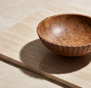 Bol à salade en bois cannelé de designer, finition noyer foncé, avec bord côtelé, objet décoratif - Product Image 4