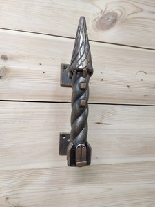 Poignée de portail en fer forgé traditionnelle résistante à la rouille, design torsadé, forme conique en haut, finition embossée, facile à installer - Product Image 3